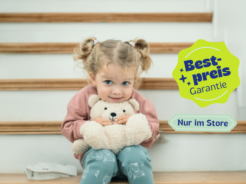 Mädchen sitzt mit Kuscheltier auf der Treppe. Bestpreis Garantie. Nur im Store!