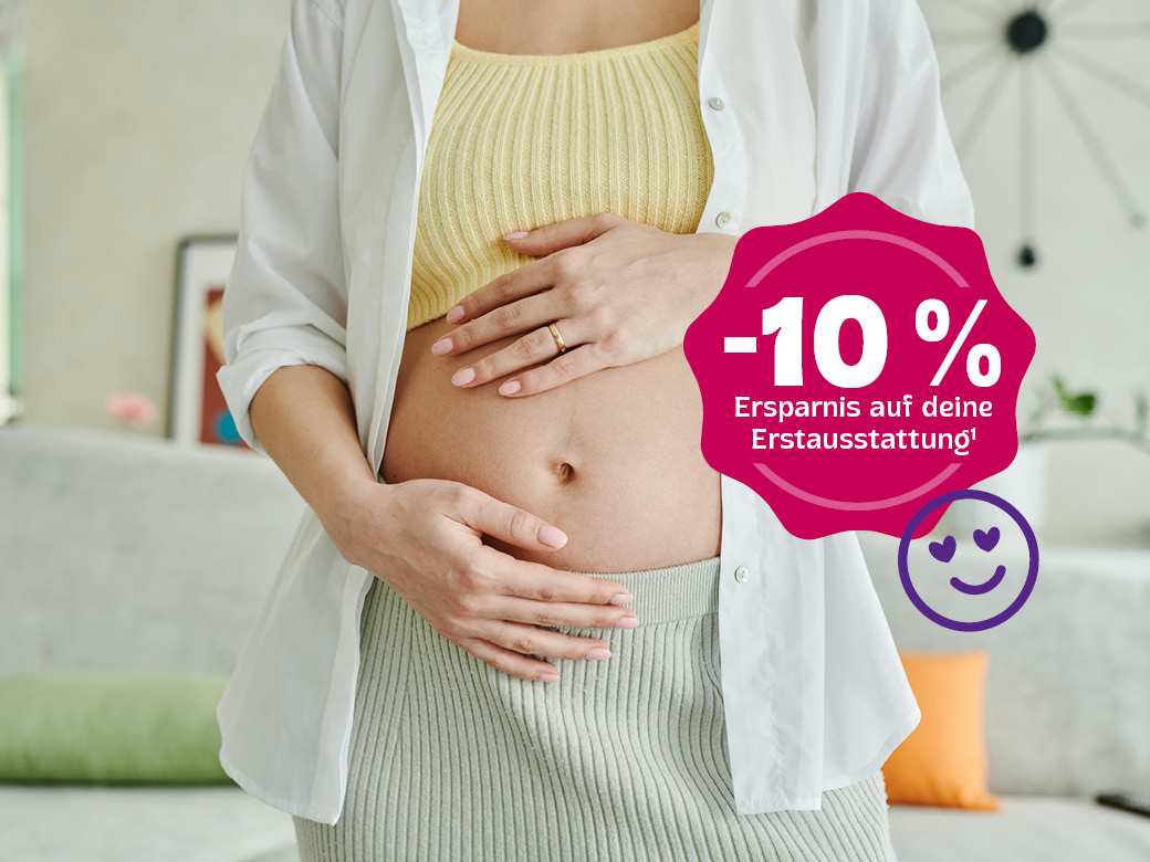 -10% Ersparnis auf eure Erstausstattung¹. Frau hält ihren schwangeren Bauch.