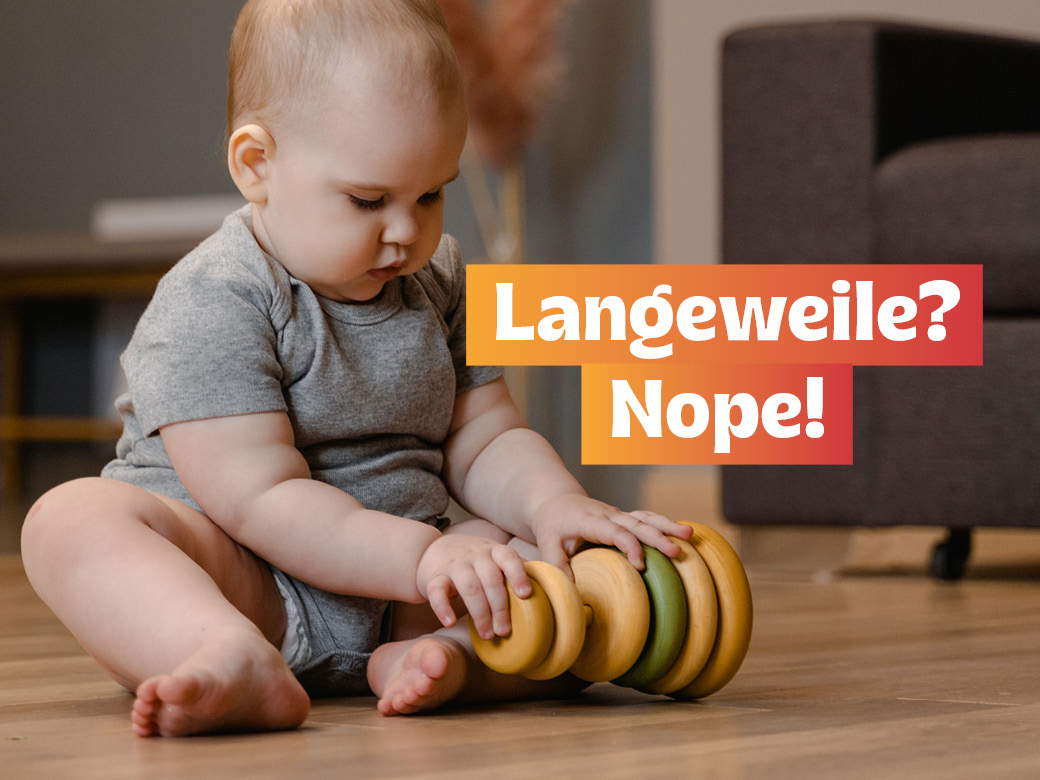 Kleines Kind spielt mit Holzspielzeug 