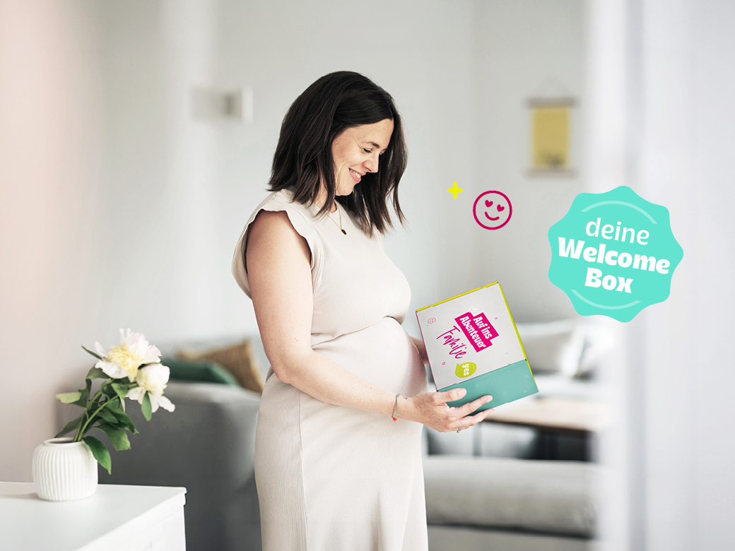 Deine Welcome Box. Schwanger Frau hält die Box in der Hand.