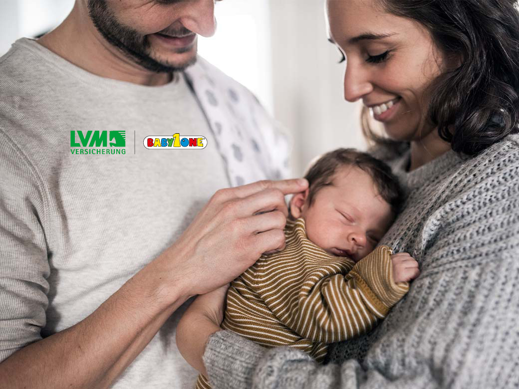 Vater mit Mutter und Baby auf dem Arm