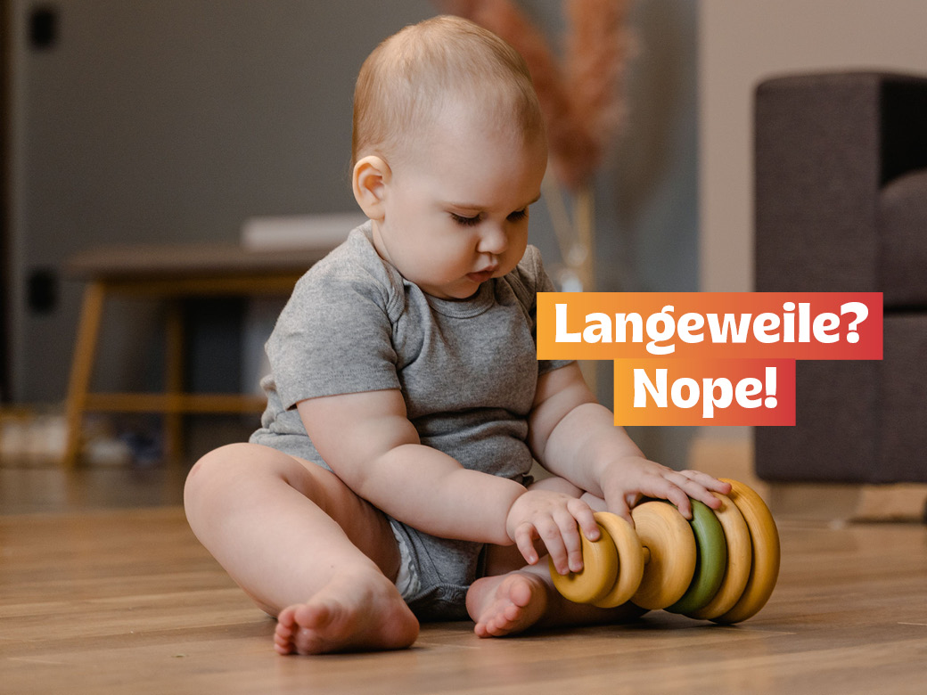 Kleines Kind spielt mit Holzspielzeug 