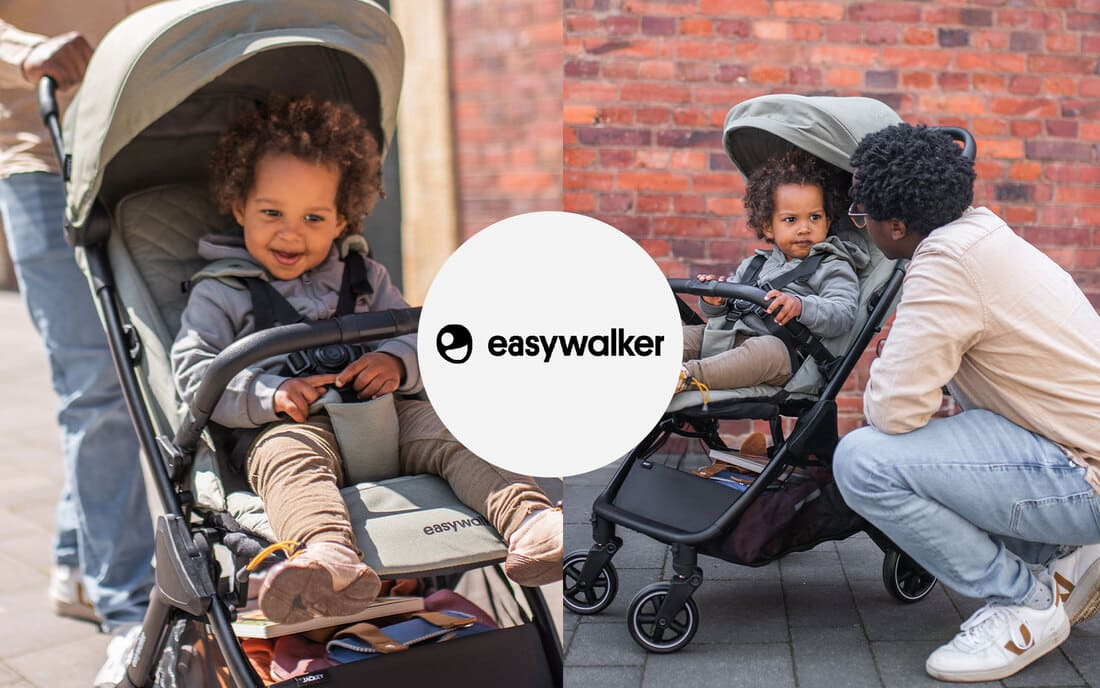 Eine frau, die ein kind in einen kinderwagen schiebt.