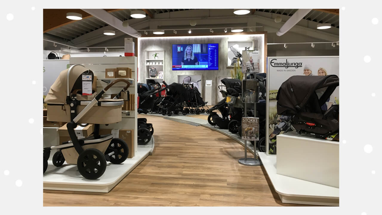 Zimmer ein gefüllt mit babybummeln und anderen gegenständen.