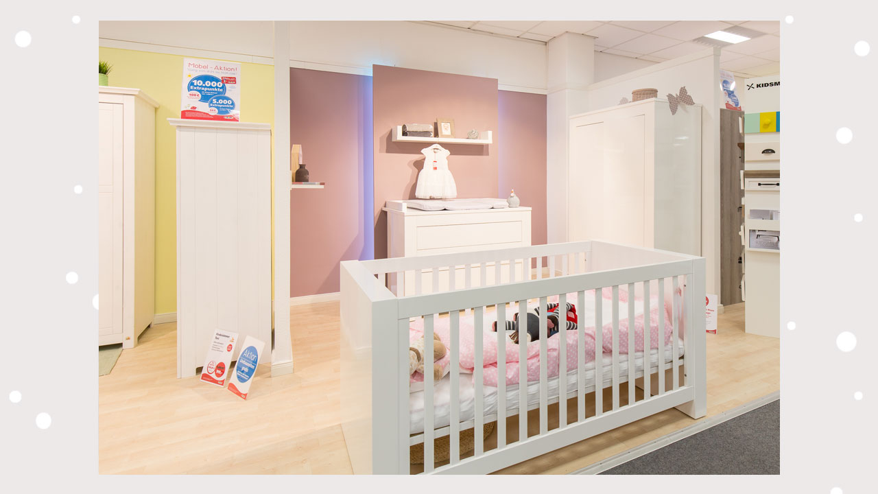 Babyzimmer ein mit einer weißen krippe.