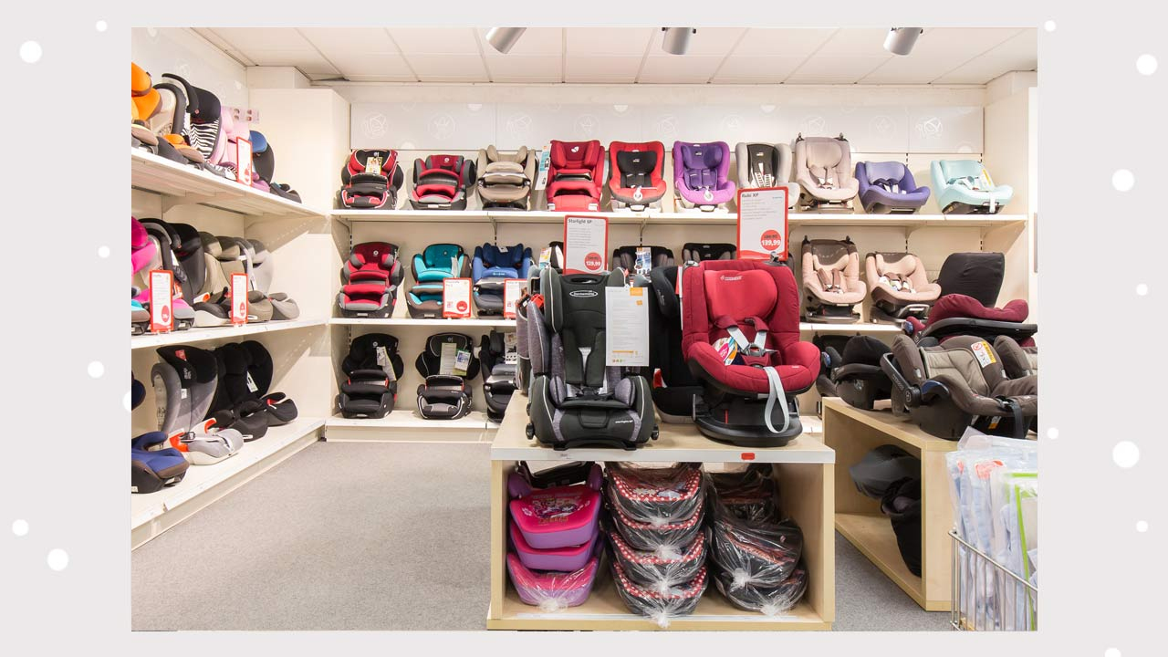 Innenseite die eines schuhgeschäfts mit vielen schuhen und taschen.