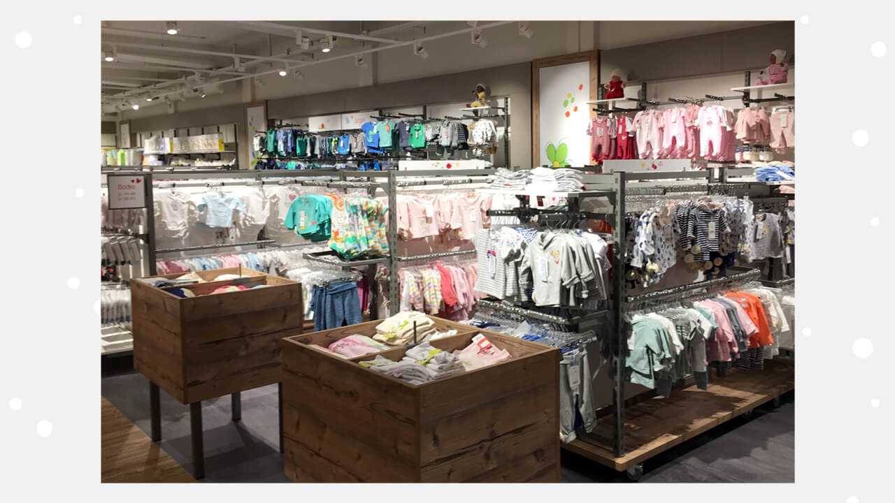 Geschäft ein gefüllt mit vielen kleidern und anderen gegenständen.
