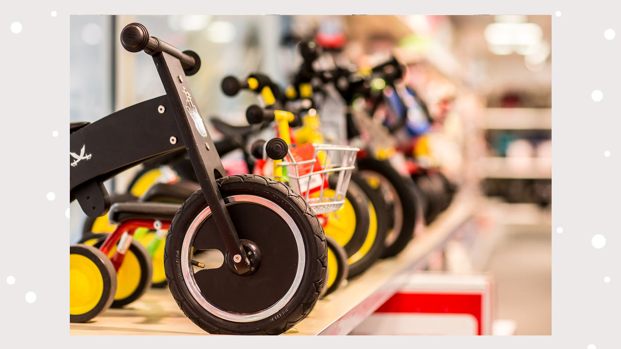 Spielzeug-bike ein auf einem regal in einem geschäft.