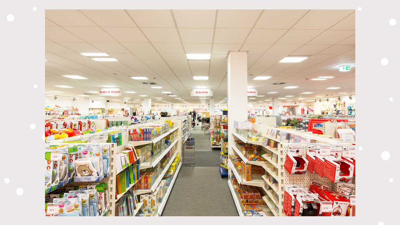 Geschäft ein gefüllt mit vielen büchern und zeitschriften.