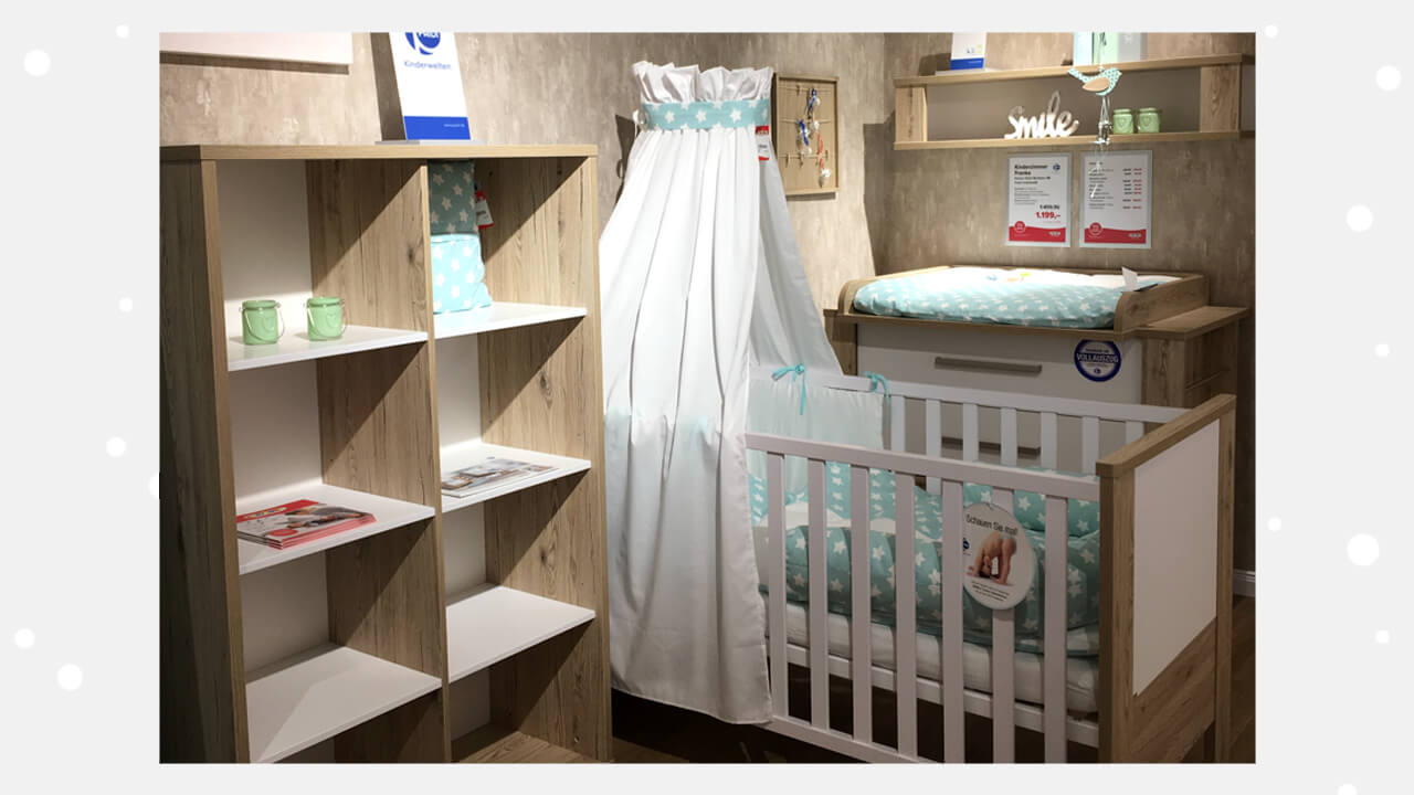 Babyzimmer ein mit einer weißen krippe und holzregalen.