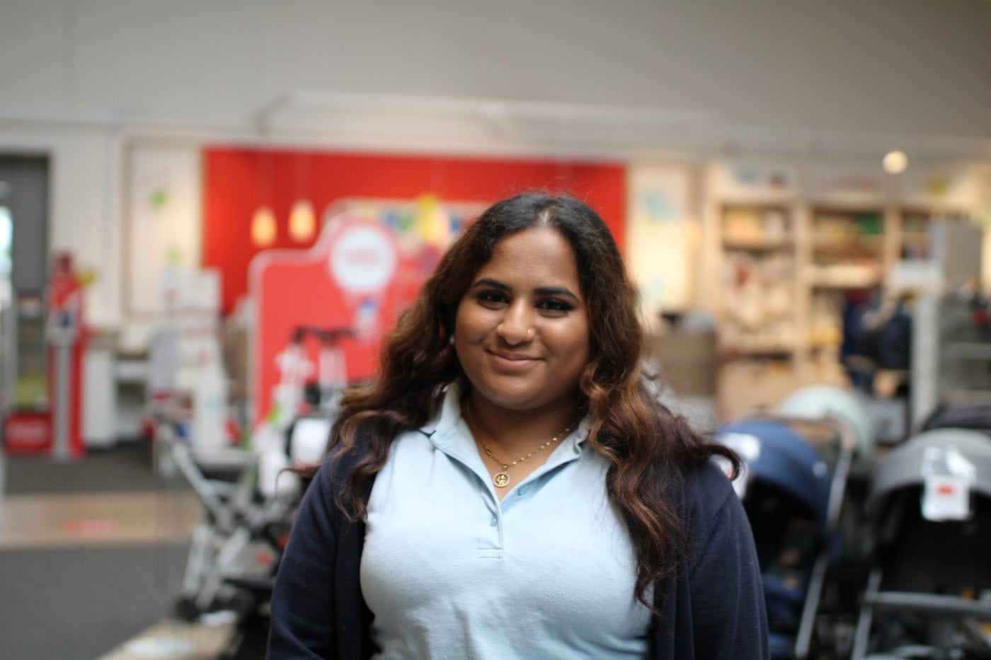 Eine frau in einem blauen hemd, die in einem büro.