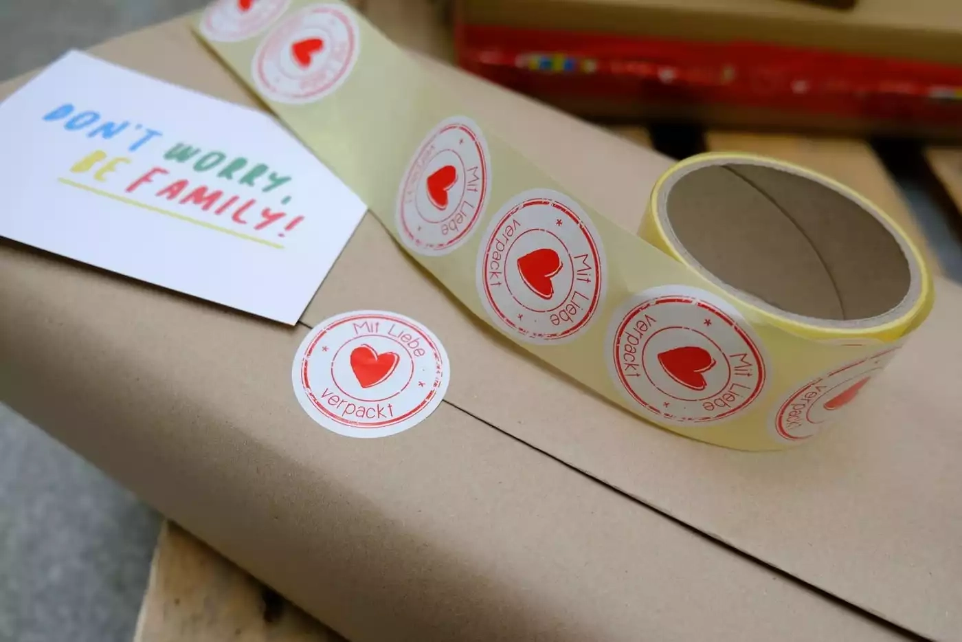 Schachtel eine mit ein paar aufklebern darauf.