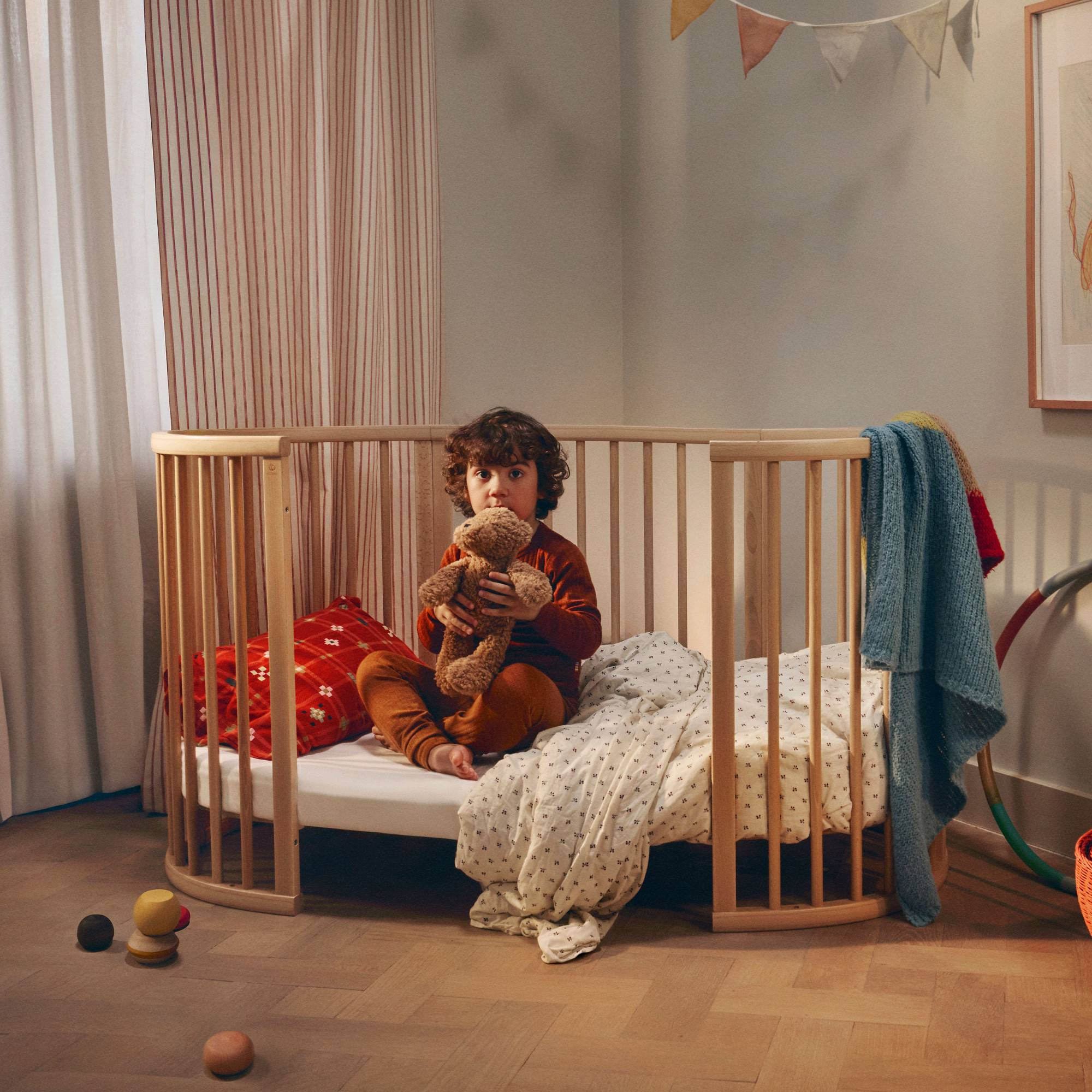 Gitterbetten, STOKKE, Beige – Besonderheit: ovale Form ähnelt dem Mutterleib und schenkt dem Baby ein Gefühl von Geborgenheit