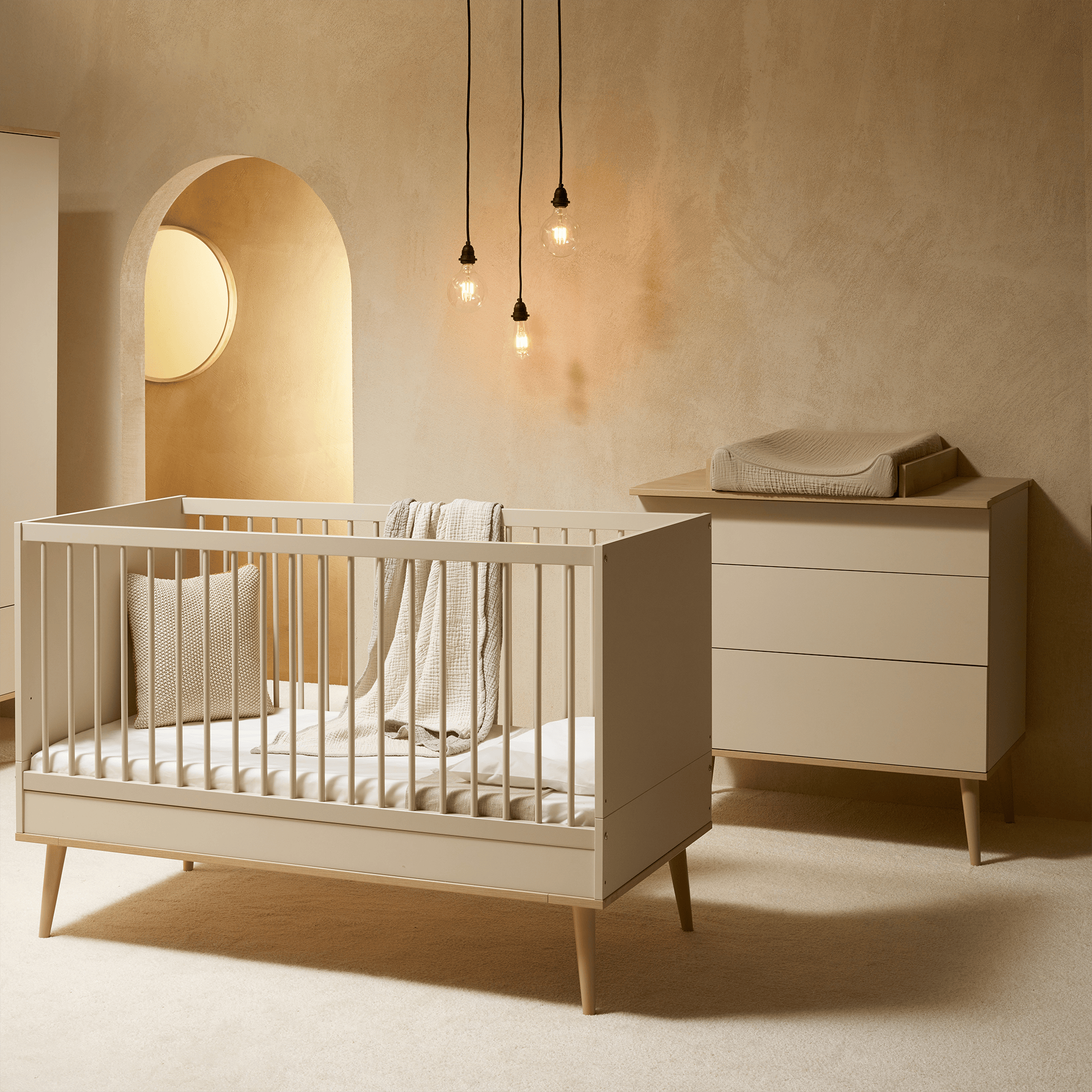 Babyzimmer Sets, Quax, Beige – Besonderheit: Set bestehend aus einem Kinderbett, einer Wickelkommode und einem Wickelaufsatz