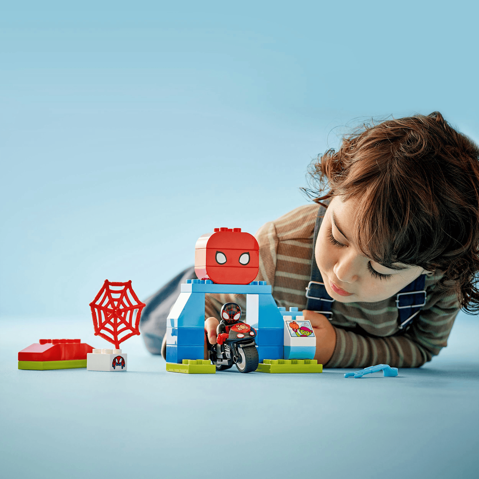 Konstruktionsspielzeug, LEGO – Besonderheit: mit Figur Spin, Spielzeugmotorrad, Hauptquartier, Rampe, Netz und Roboterspinne Trace-E