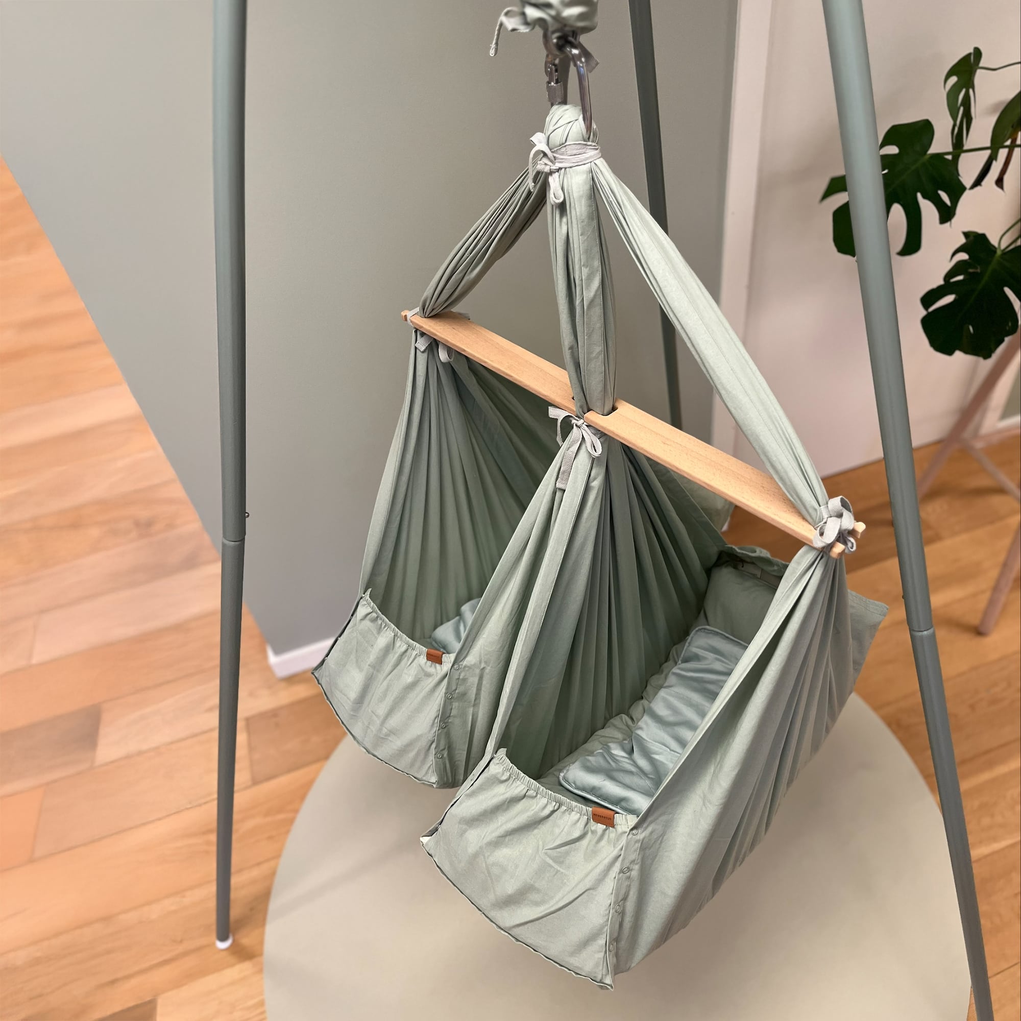 Federwiegen für Zwillinge, MEMBANTU, Grün – Besonderheit: Set bestehend aus Federwiege, Federwiegenmotor und Ständer