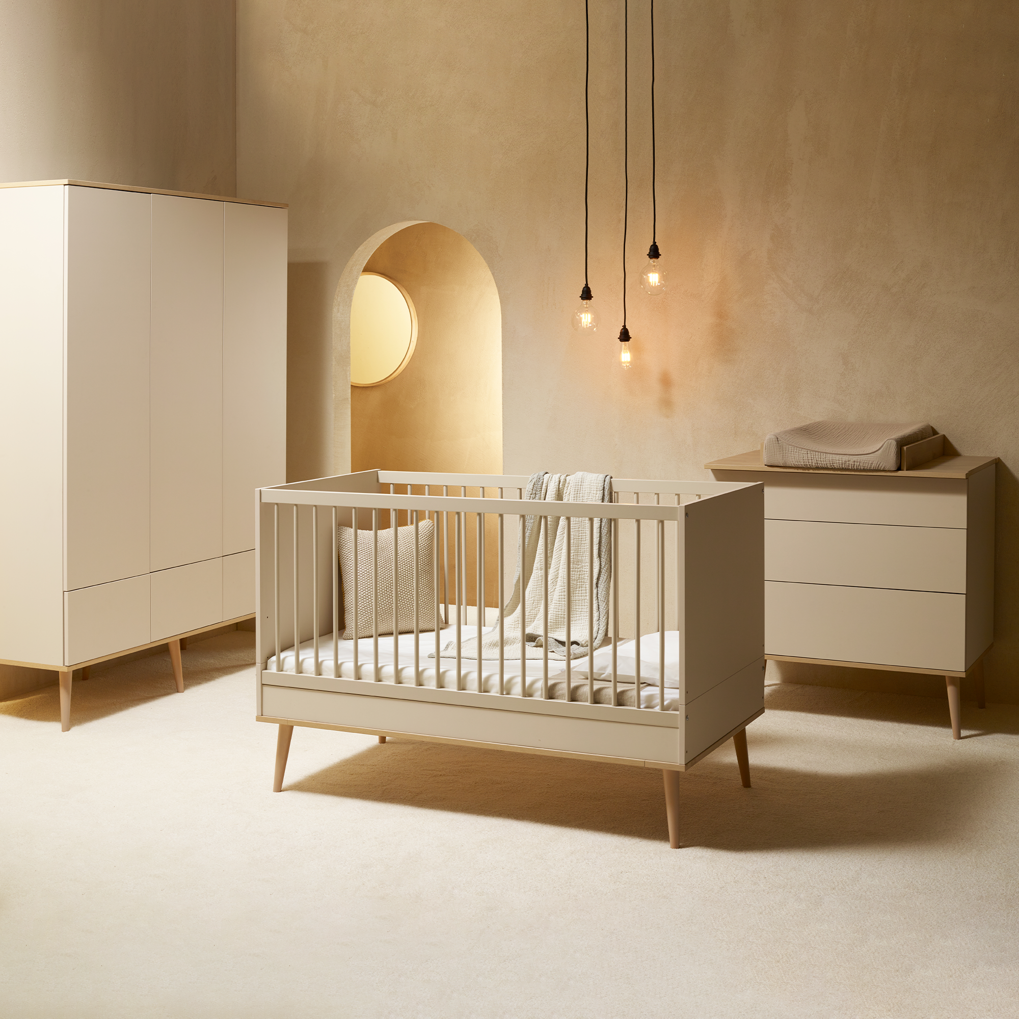 Babyzimmer Sets, Quax, Beige – Besonderheit: Set bestehend aus einem 3-türigen Kleiderschrank, einem Kinderbett, einer Wickelkommode und einem Wickelaufsatz