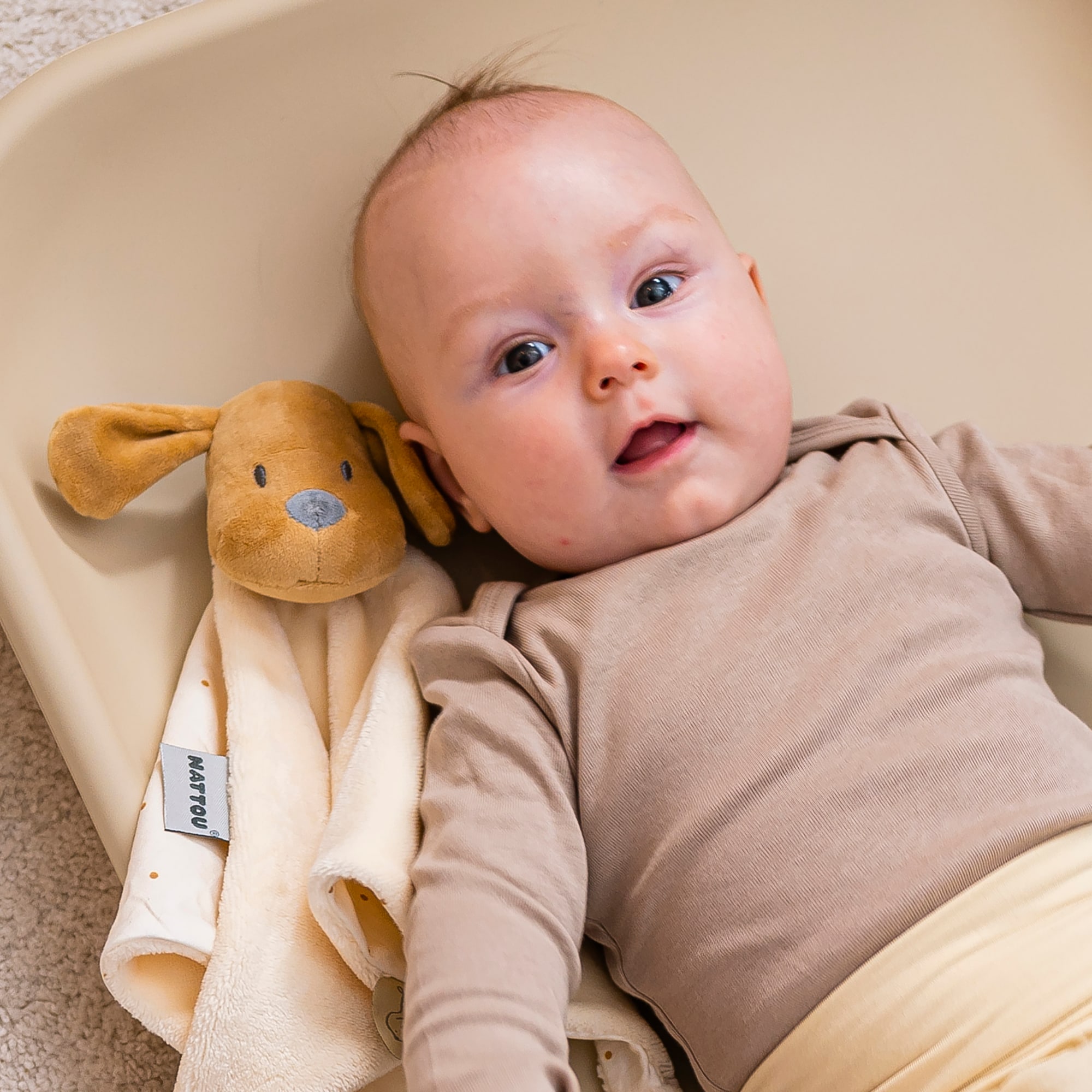 Schmusetücher, Nattou, Beige – Besonderheit: lädt zum Greifen, Fühlen und Kuscheln ein