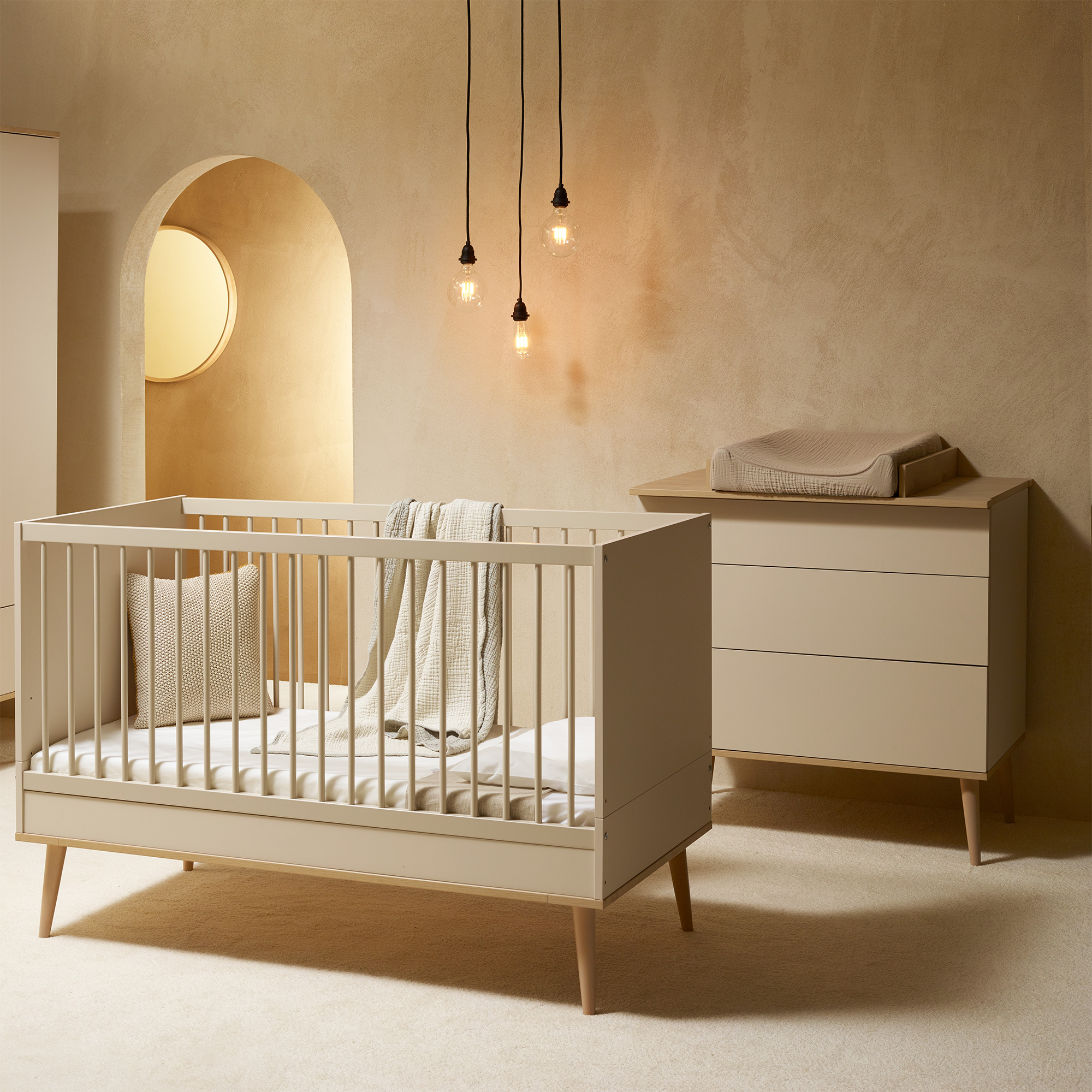 Babyzimmer Sets, Quax, Beige – Besonderheit: Set bestehend aus einem 3-türigen Kleiderschrank, einem Kinderbett, einer Wickelkommode und einem Wickelaufsatz