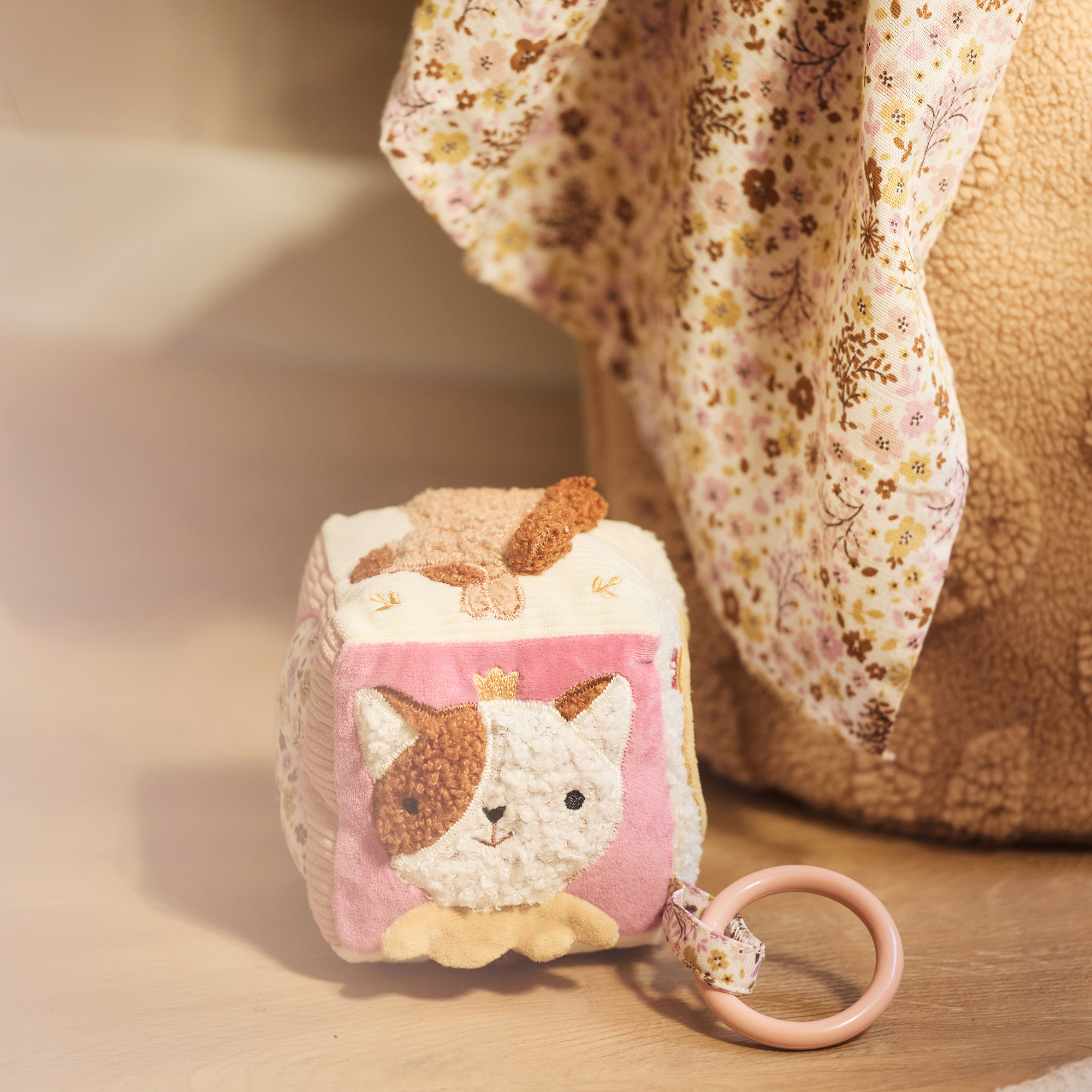 Spielwürfel, jollein, Pink – Besonderheit: mit verschiedenen Blumen- und Tiermotiven und interaktiven Elementen wie z.B. Rasseln, Spiegeln und knisternden Stoffen
