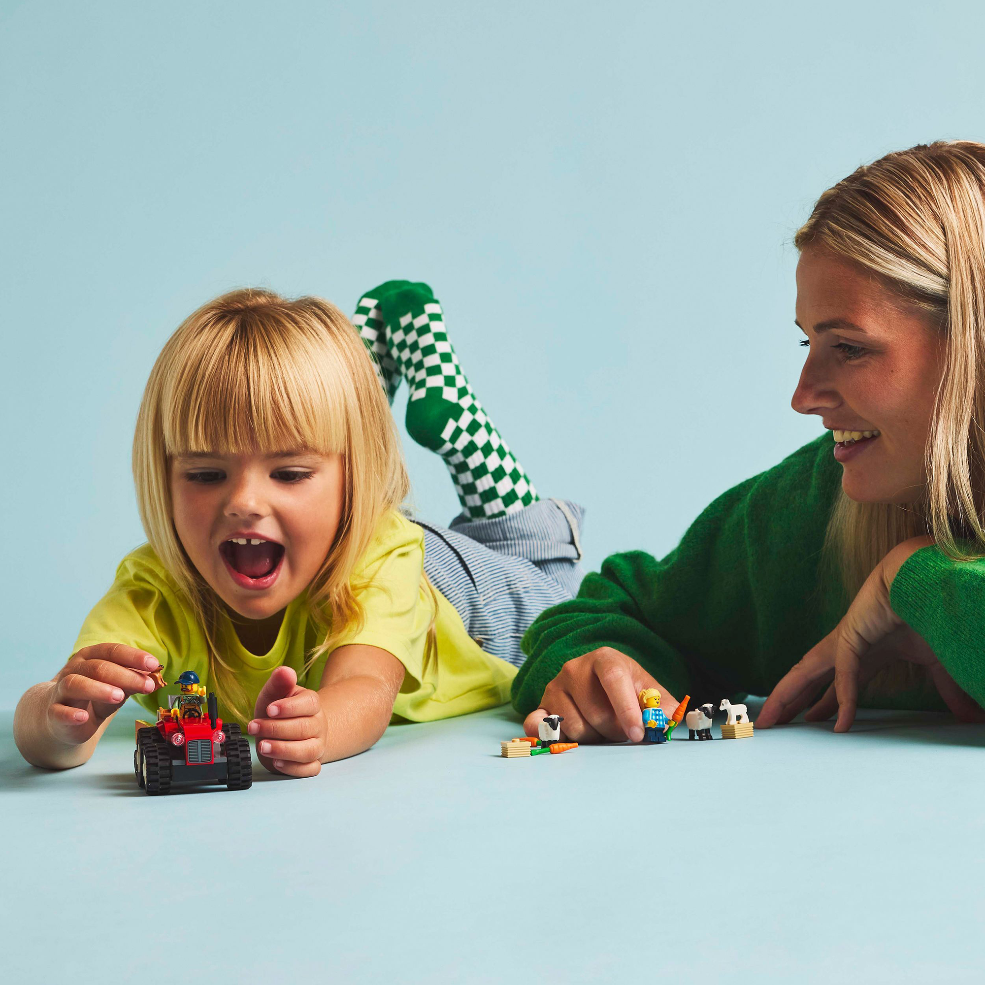 Konstruktionsspielzeug, LEGO, Mehrfarbig – Besonderheit: roter Traktor mit abkoppelbarem Anhänger, Heuballen und Karottenkorb