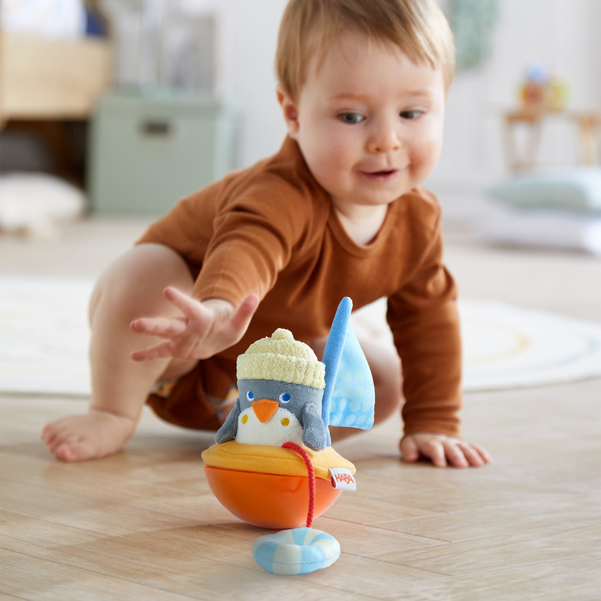 Stehaufmännchen, HABA, Grau – Besonderheit: lustiger Wackel- und Klingeleffekt