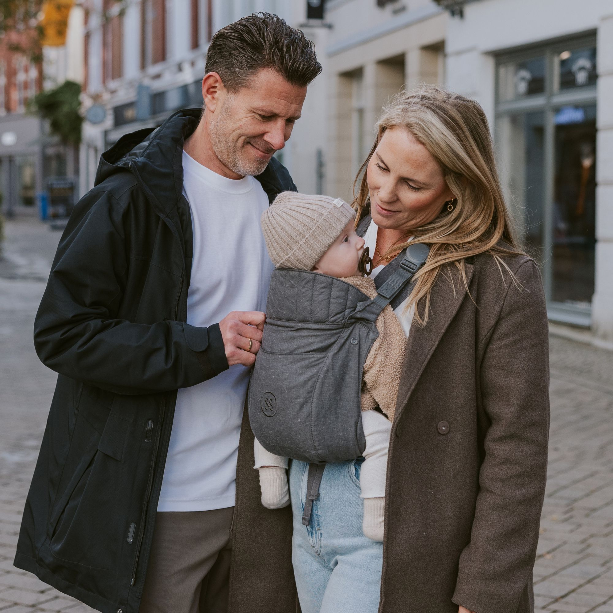 Fullbuckle Tragen, Emma & Noah, Grau – Besonderheit: Fullbuckle Babytrage mit leisen Magnetverschlüssen