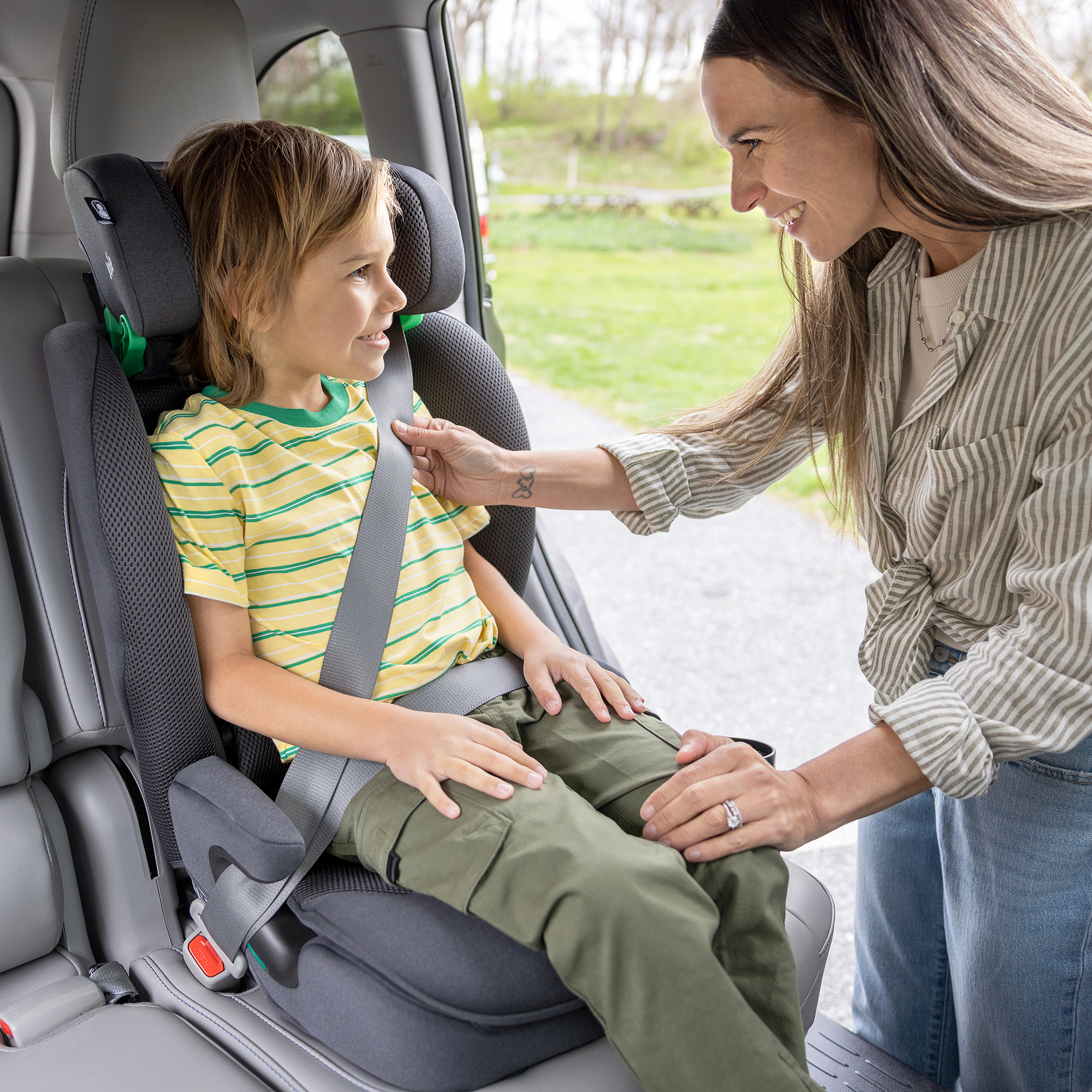 Top Tether Kindersitze, Joie, Grau – Besonderheit: zugelassen nach der neuesten Sicherheitsprüfnorm ECE R129 und i-Size zertifiziert
