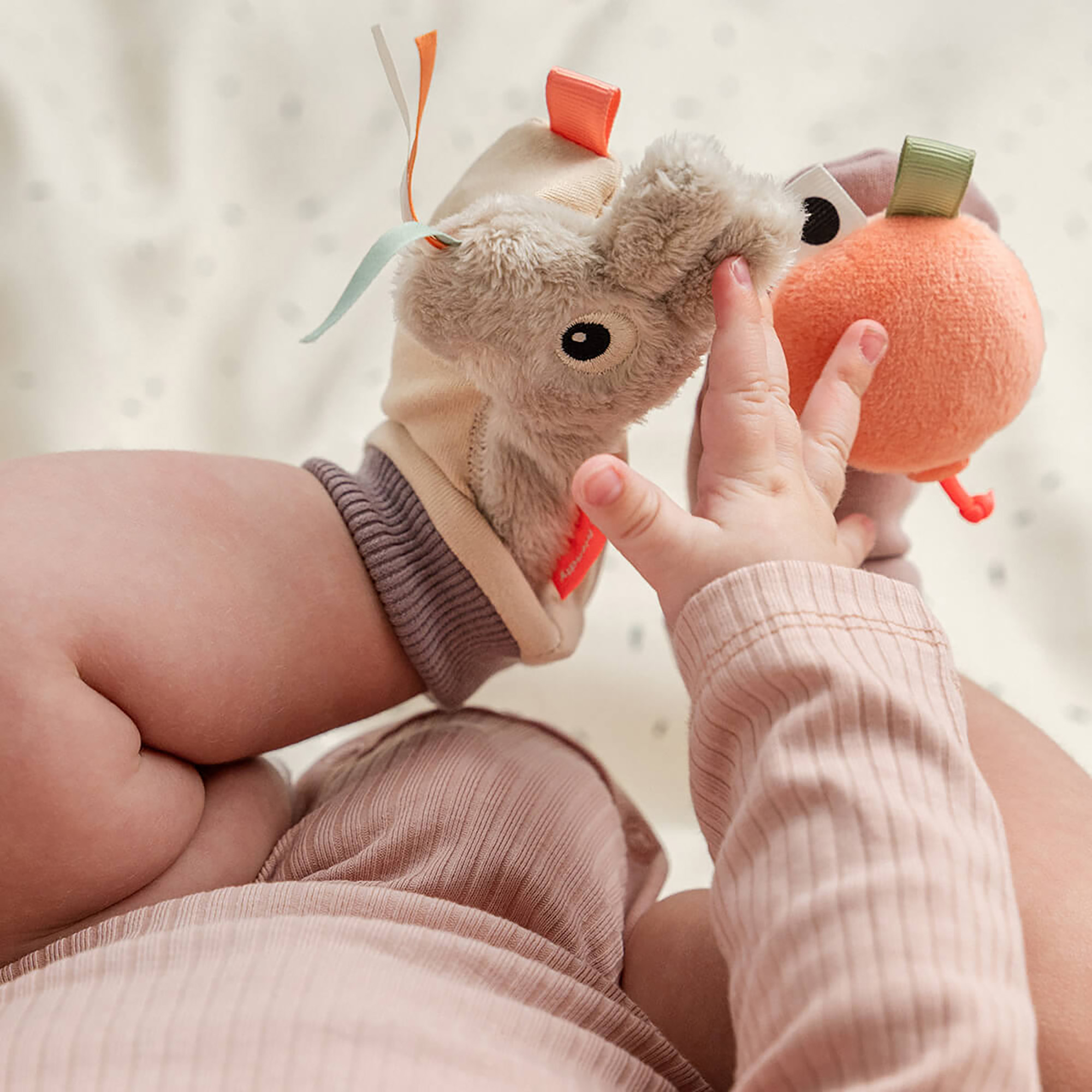 Rasseln & Greiflinge, done by deer, Beige – Produktansicht