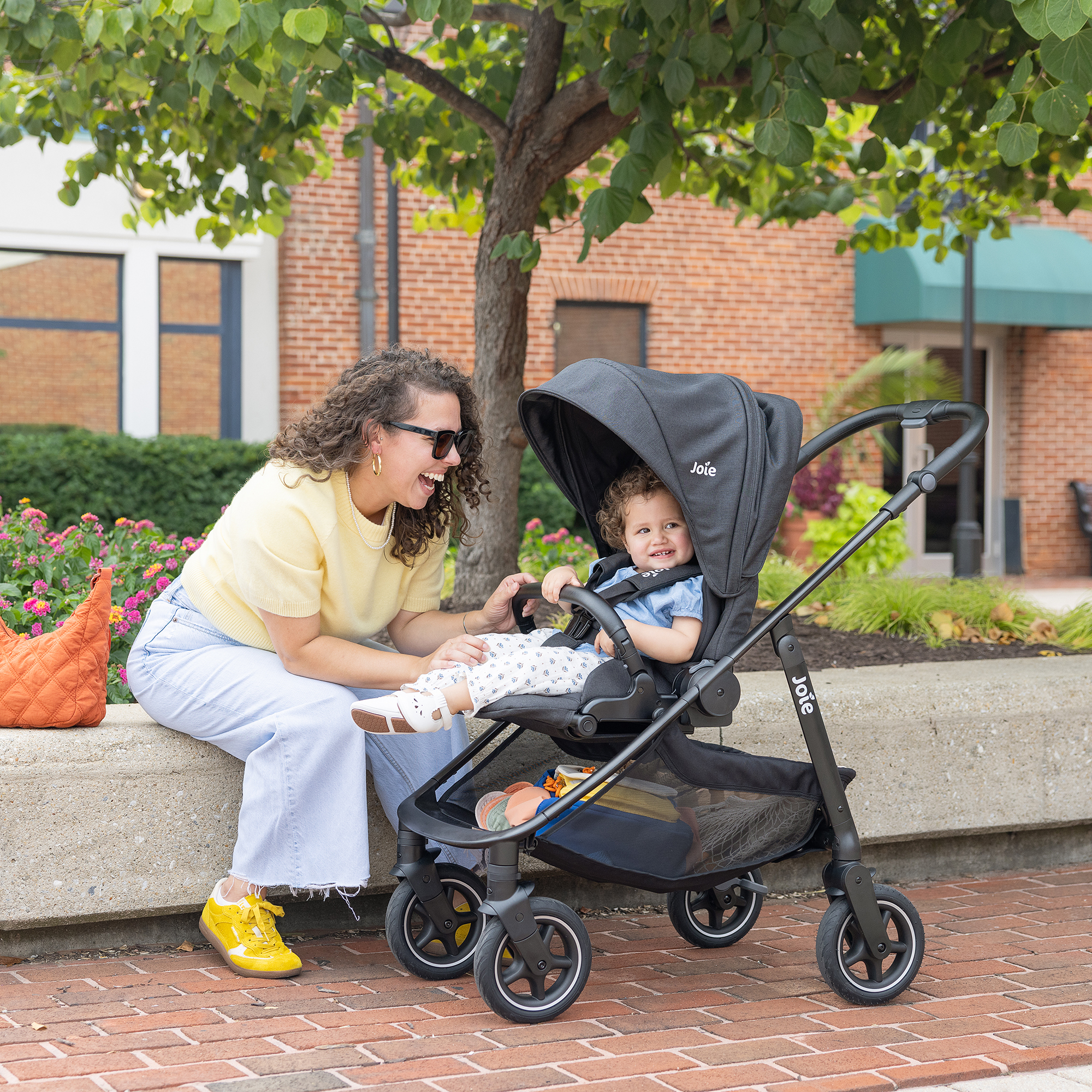 Sportwagen, Joie, Schwarz – Besonderheit: innovative Drift-Funktion (auf Knopfdruck zusätzlich schwenkbare Hinterräder um 360°)