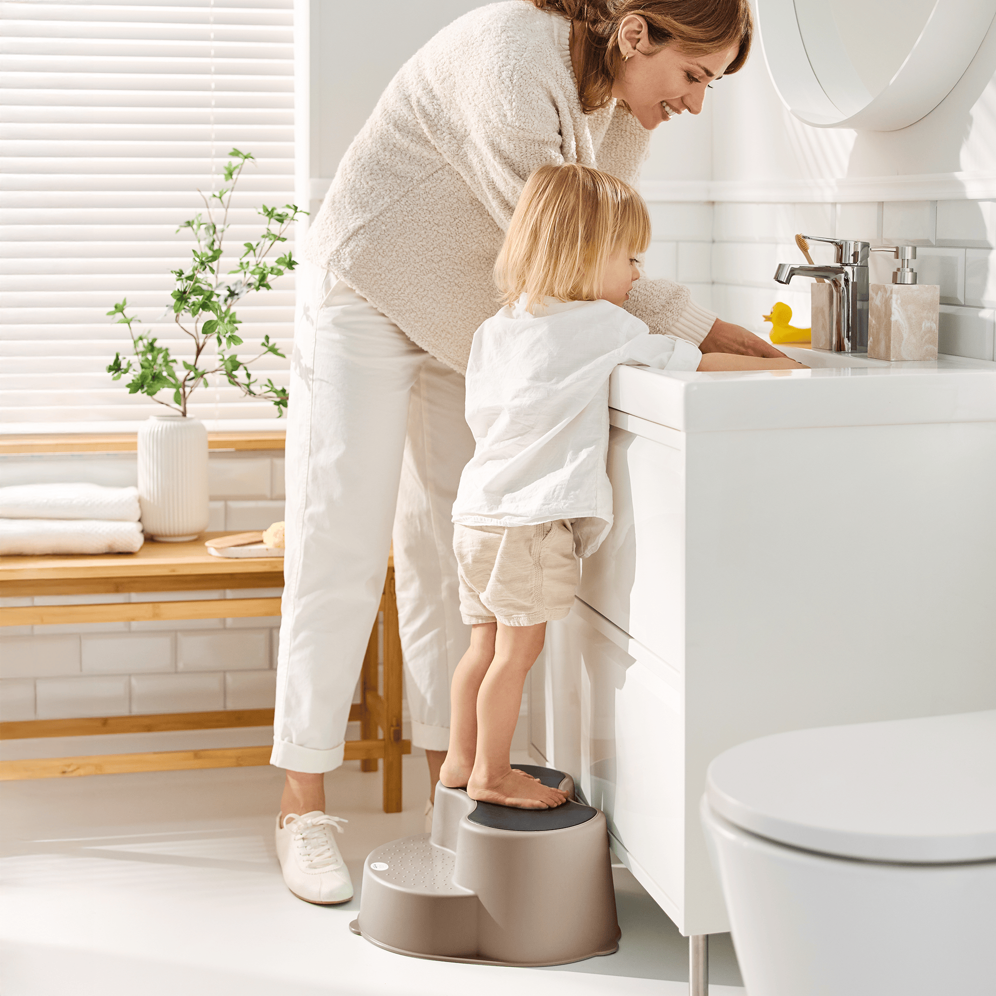 Tritthocker, rotho Babydesign, Beige – Besonderheit: 2 Stufen: Stufe 1 mit Anti-Rutsch-Noppen, Stufe 2 mit großer Trittfläche und Anti-Rutsch-Matte