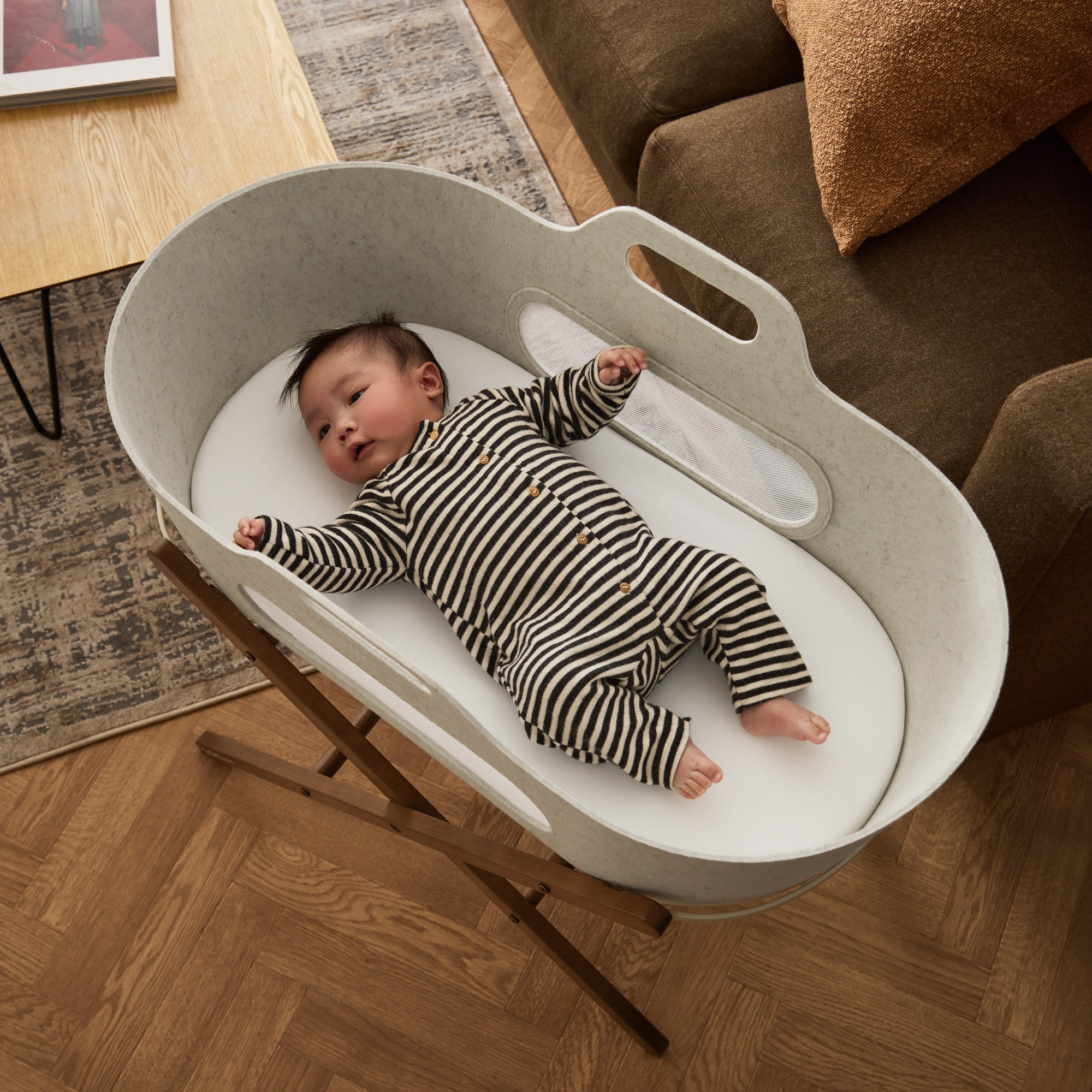Moseskörbe, Snüz, Braun – Besonderheit:  leichter Babykorb mit klappbarem Gestell
