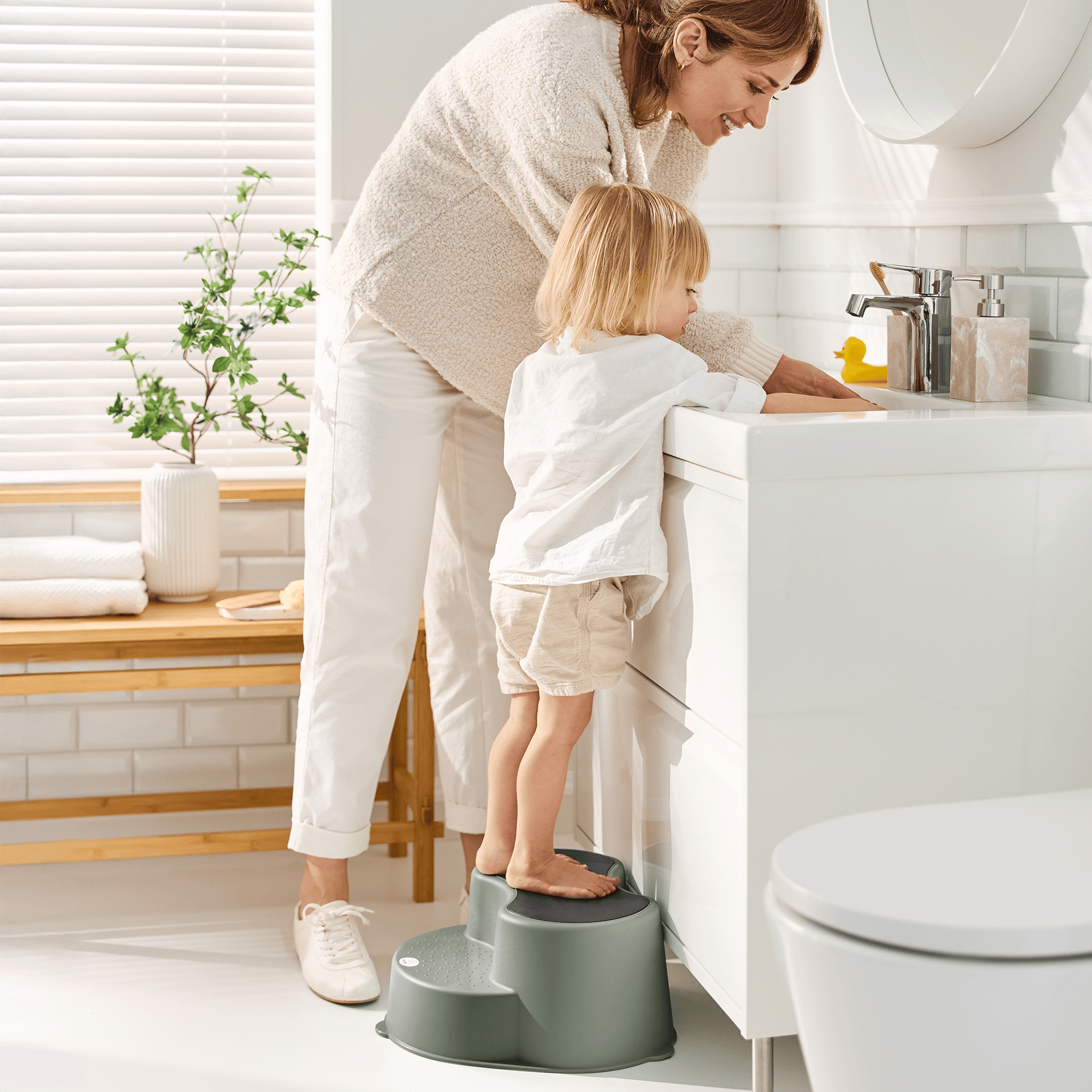 Tritthocker, rotho Babydesign, Grün – Besonderheit: 2 Stufen: Stufe 1 mit Anti-Rutsch-Noppen, Stufe 2 mit großer Trittfläche und Anti-Rutsch-Matte