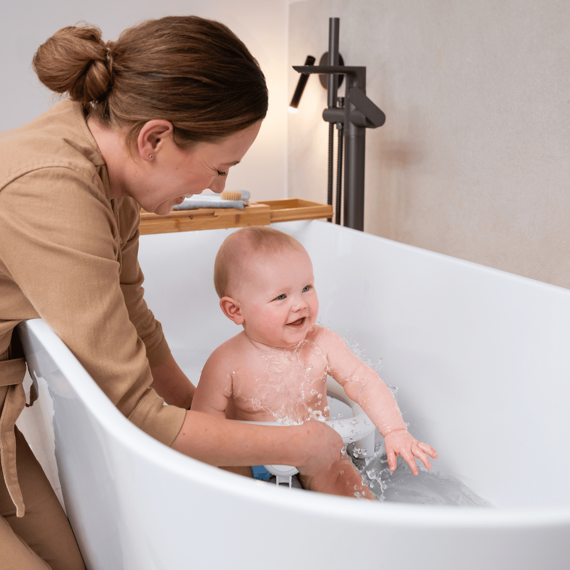 Badesitze, rotho Babydesign, Grün – Besonderheit: erleichtert das Baden oder Duschen, sobald die Kinder selbstständig sitzen können
