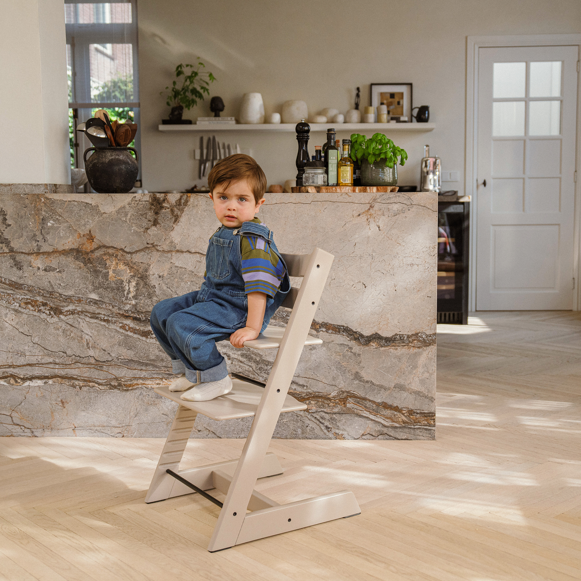 Treppenhochstühle, STOKKE, Grau – Besonderheit: aus europäischem Buchenholz
