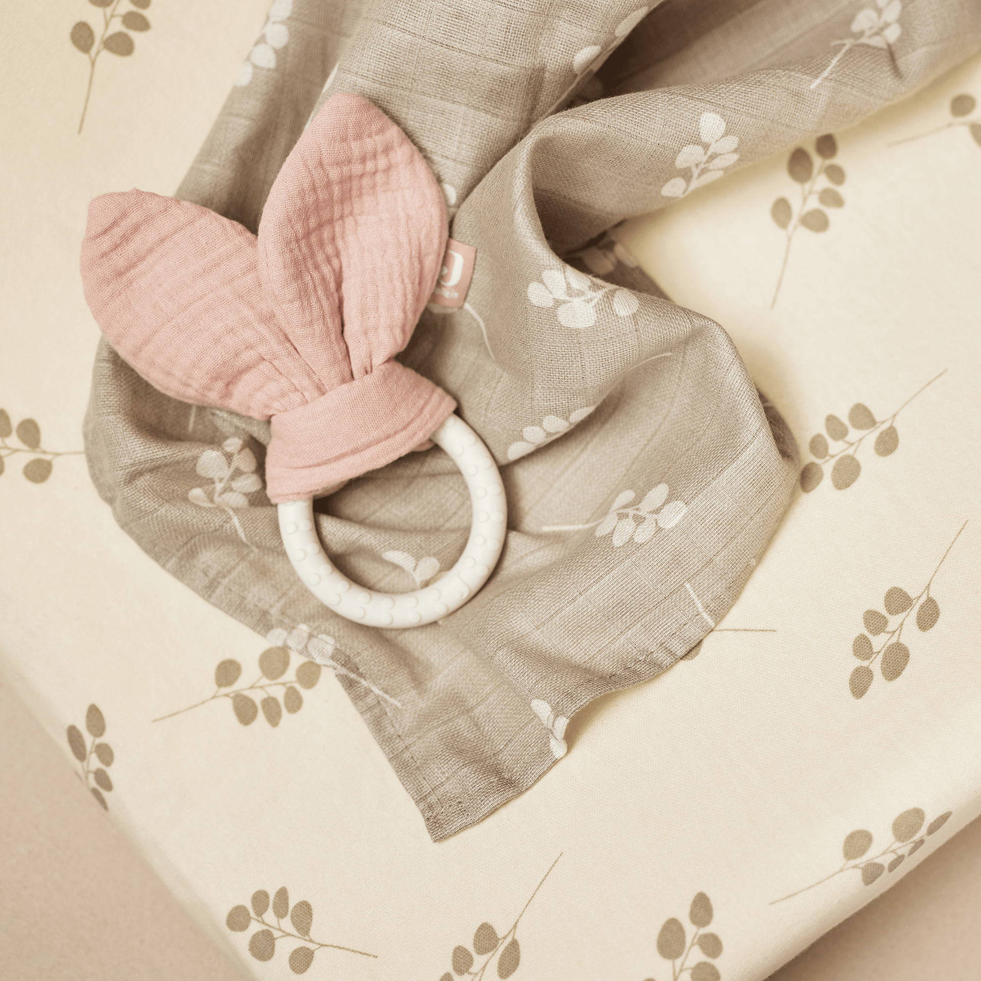 Beißringe, jollein, Pink – Besonderheit: weiche, knisternde Hasenohren wecken Neugierde