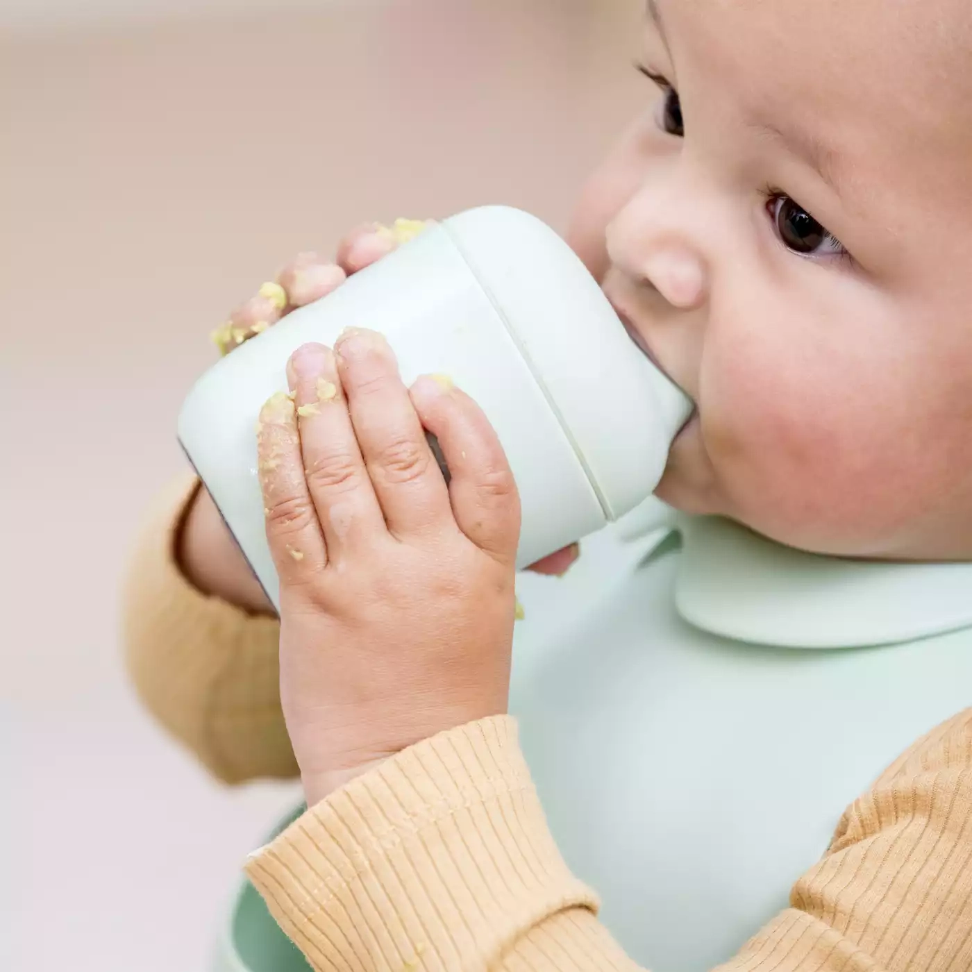Trinklernbecher & -flaschen, STOKKE, Grün – Besonderheit: mit rutschfestem, schwerem Boden
