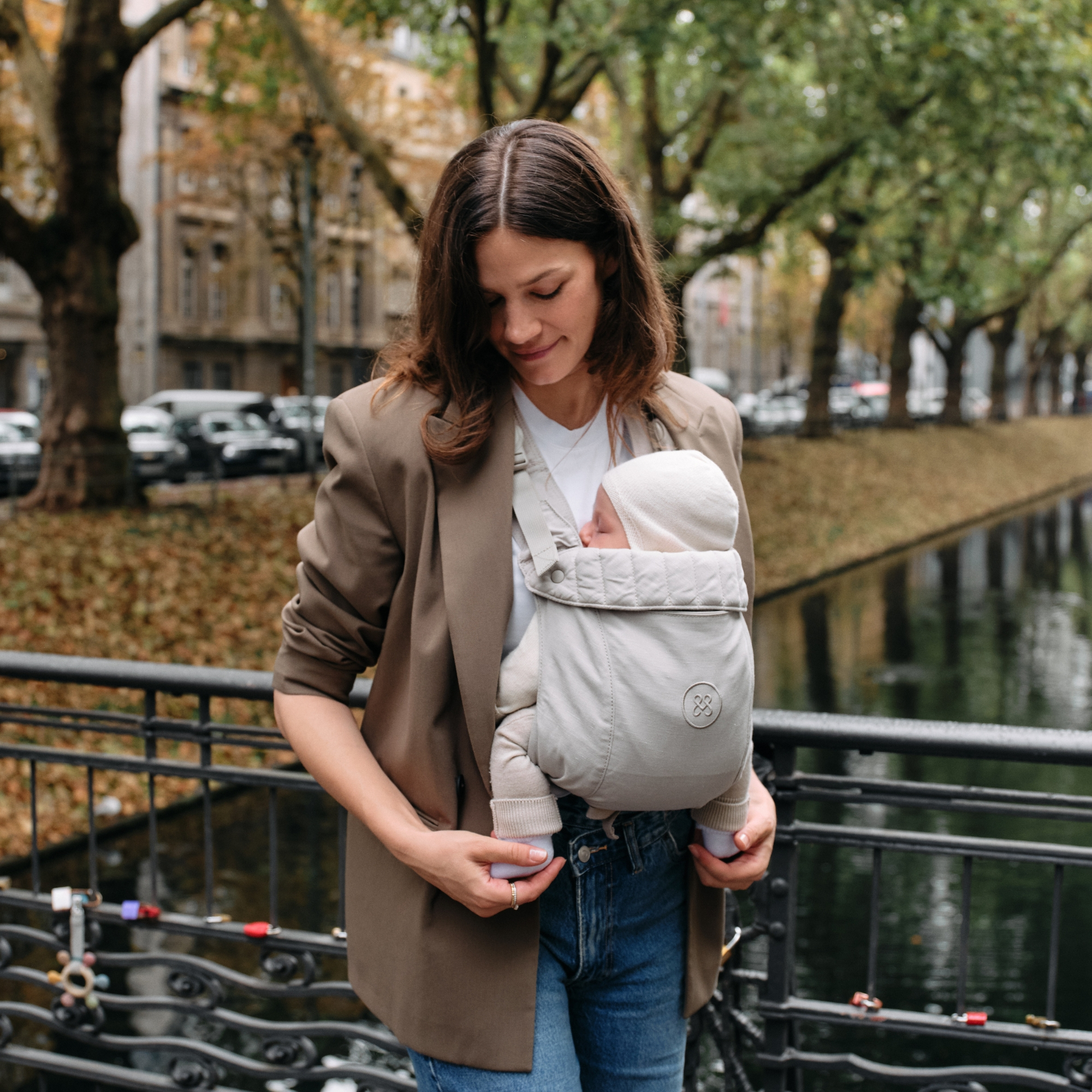 Fullbuckle Tragen, Emma & Noah, Beige – Besonderheit: Fullbuckle Babytrage mit leisen Magnetverschlüssen