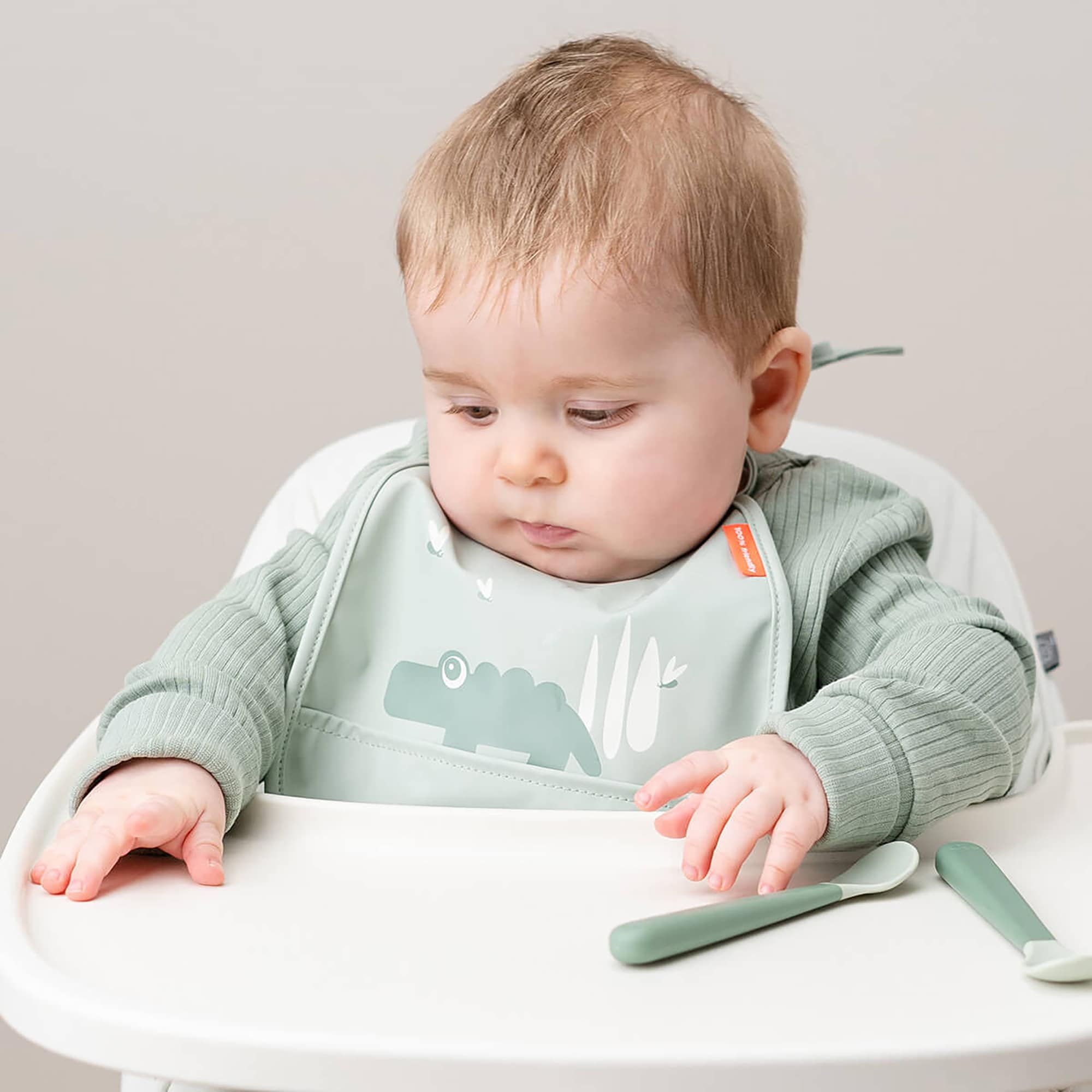 Lätzchen mit Auffangschale, done by deer, Grün – Besonderheit: mit Auffangschale