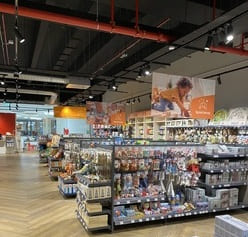 Laden ein großer mit vielen artikeln gefüllt.