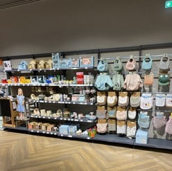 Raum ein mit vielen gegenständen in ihm ausgestellt.