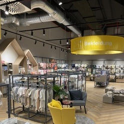 Raum ein großer mit vielen möbeln gefüllt.