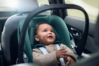 Baby ein auf einem autositz.