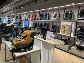 Zimmer ein mit vielen stühlen und schreibtischen.