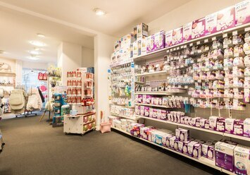 Produkten ein mit vielen gefülltes geschäft.