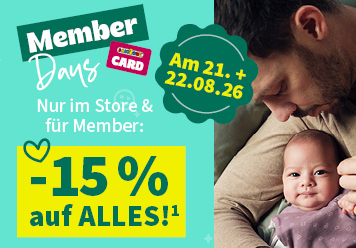NUR IM STORE & FÜR MEMBER: -15 % AUF ALLES 21. + 22.08.26. Papa mit Baby auf dem Arm.