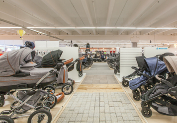 Reihe eine von babybummeln in einem geschäft.