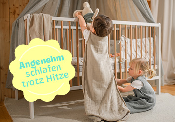 Kind mit Sommerschlafsack steht am Bett. Angenehm schlafen trotz Hitze.
