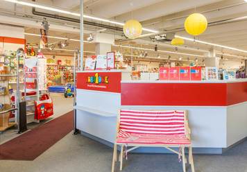 Schreibtisch ein rot-weißer.