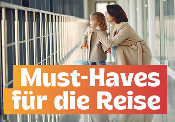 Mutter mit Kind am Flughafen. Must-Haves für die Reise.